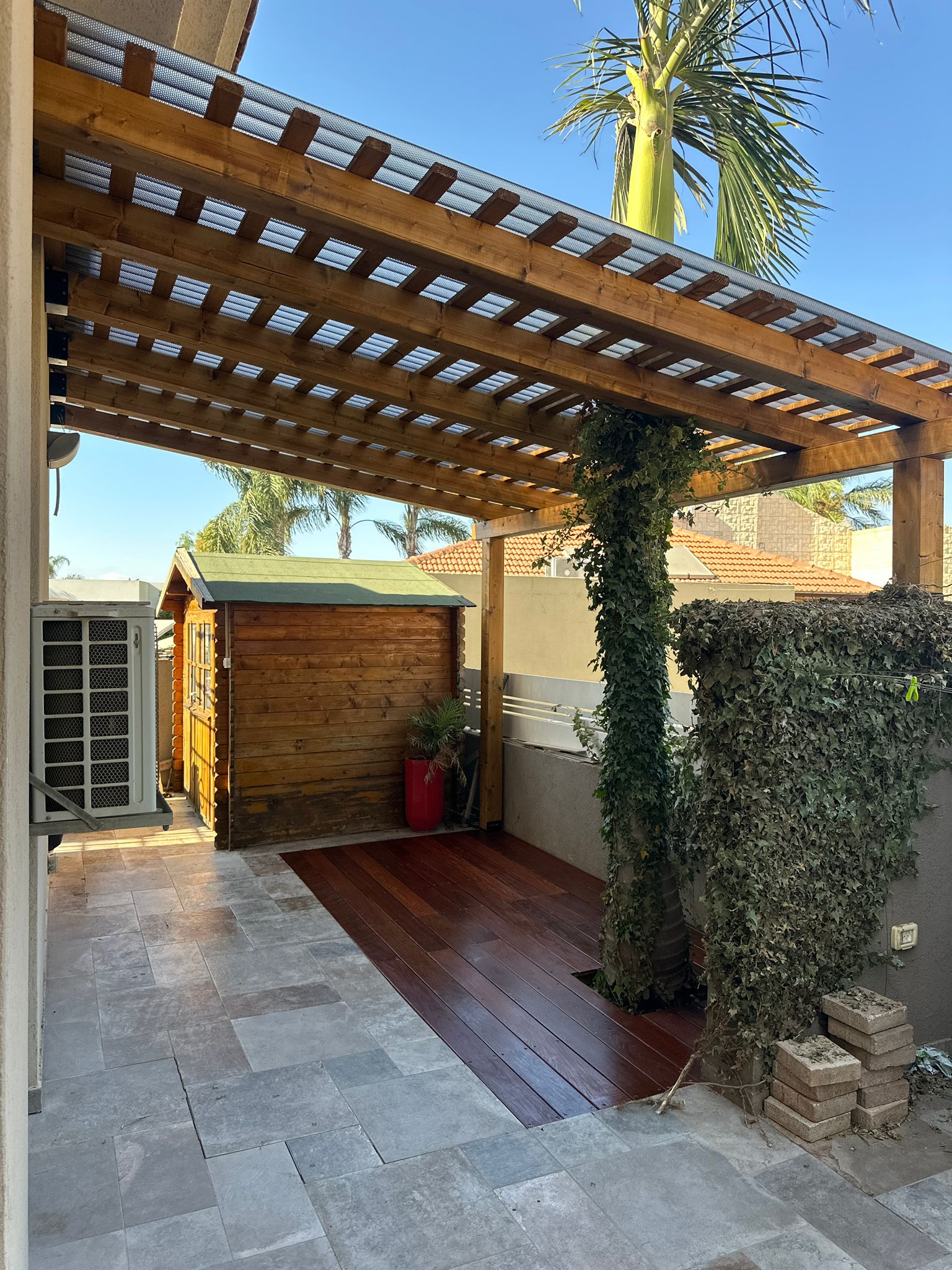 פרוייקט של דק איפאה ופרגולה מעץ אורן